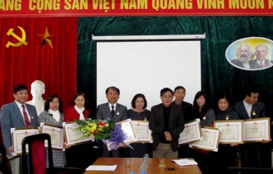 Dong Do University trao kỷ niệm chương 'Vì sự nghiệp giáo dục'